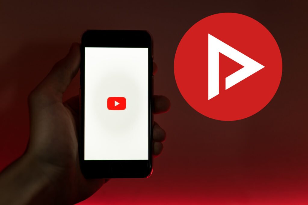 smartphone avec l'appli Youtube et le logo Newpipe à côté