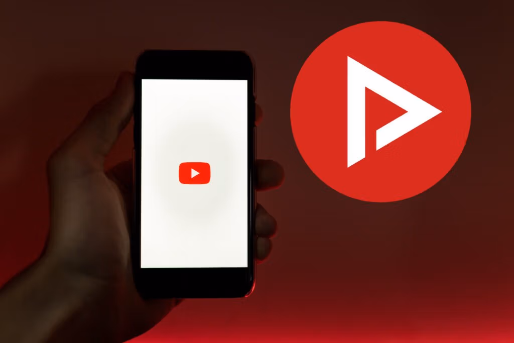 smartphone avec l'appli Youtube et le logo Newpipe à côté