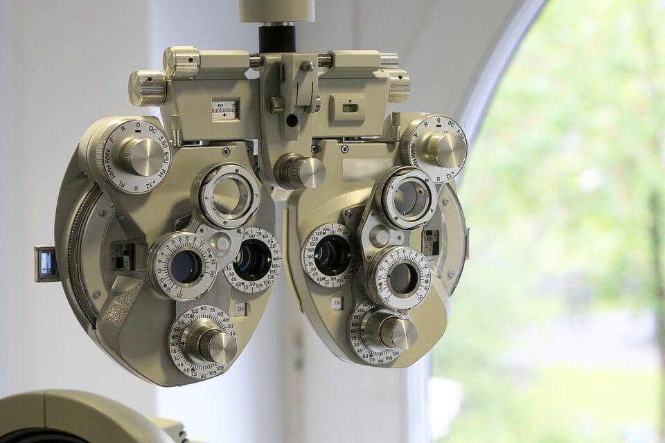Équipement d'optométrie moderne pour examen des yeux