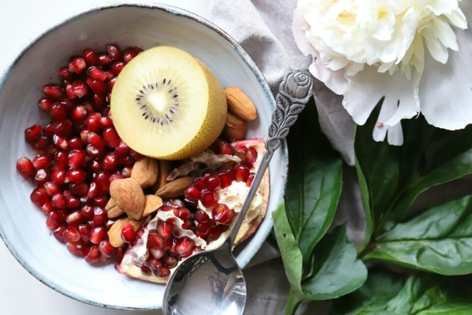 Salade de fruits frais avec kiwi, grenade et amandes