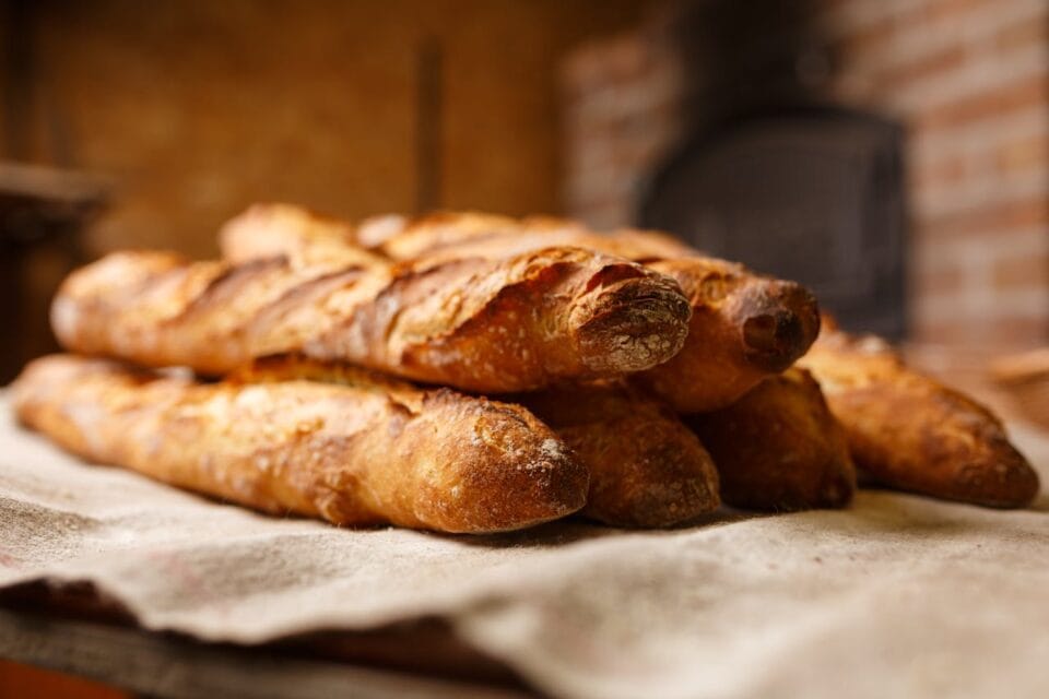 Baguettes françaises croustillantes sur toile de jute