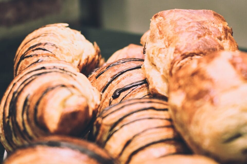 Pains au chocolat et croissants dorés en gros plan