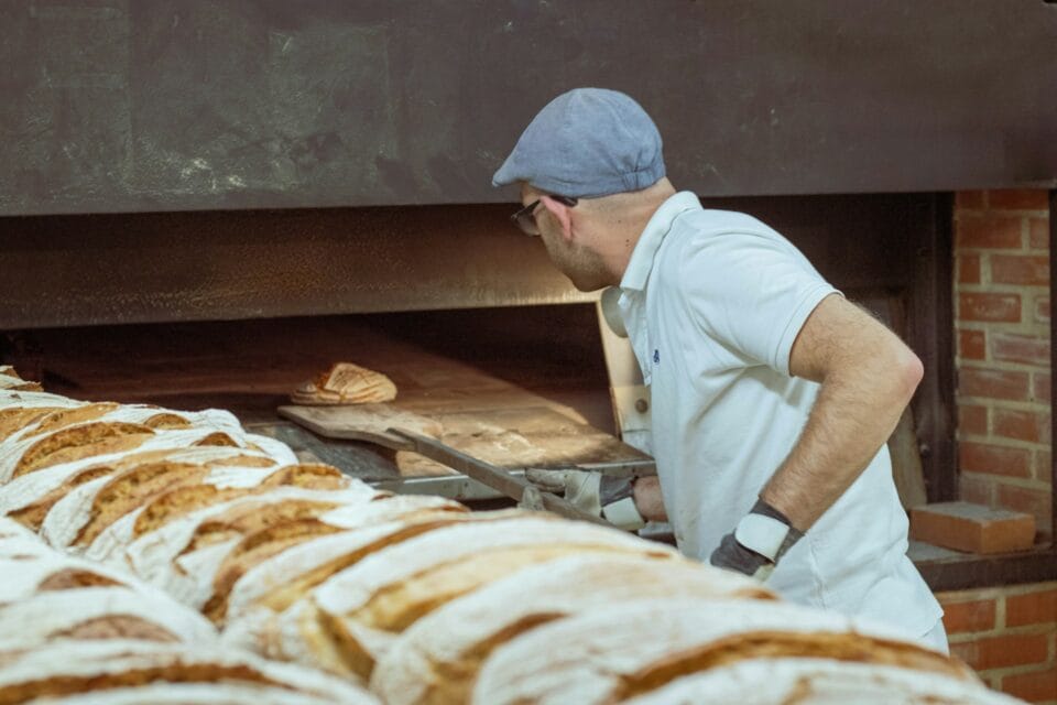 Boulanger retirant du pain du four traditionnel