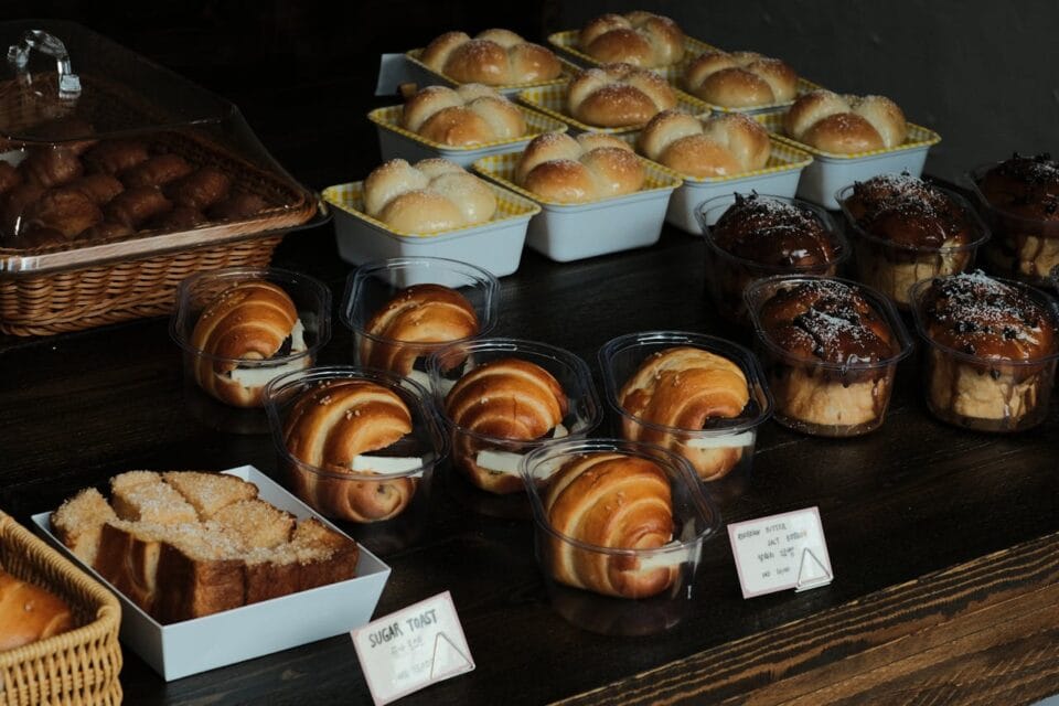 Variété de pâtisseries fraîches en vitrine