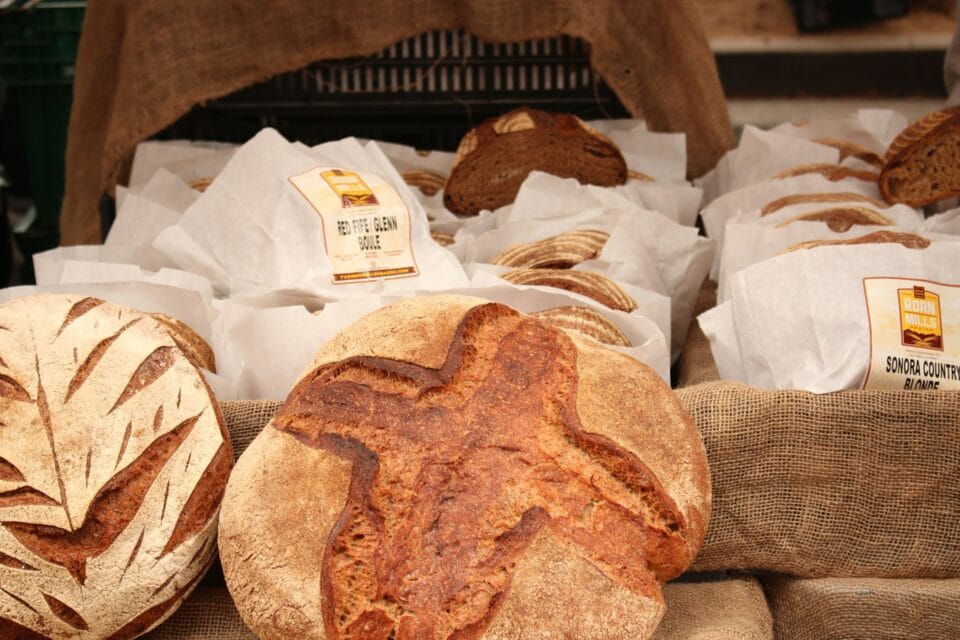 Pains artisanaux variés sur un étal de marché