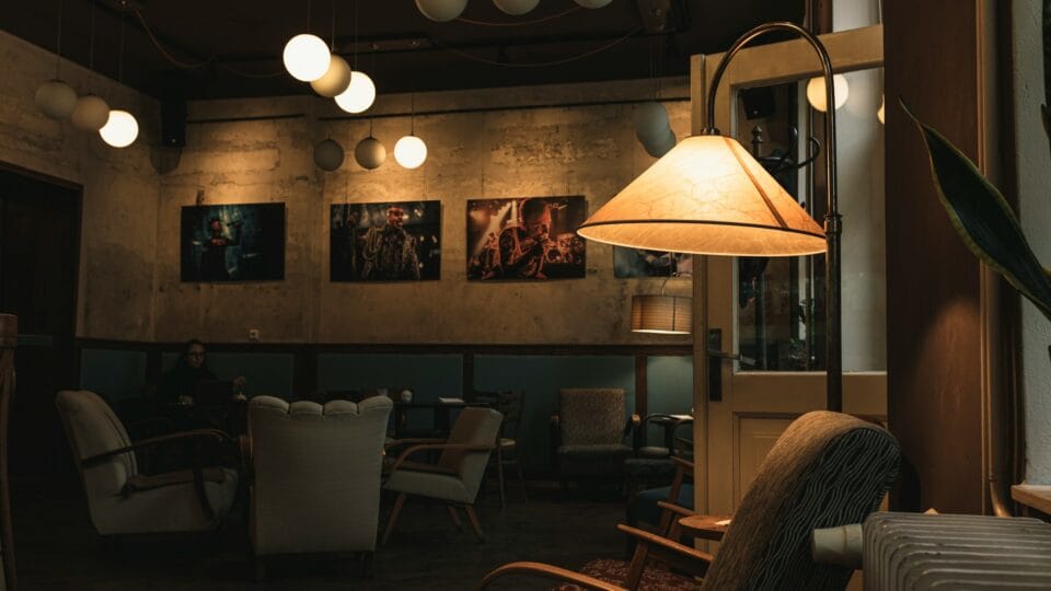 Café intime éclairé avec des œuvres artistiques murales