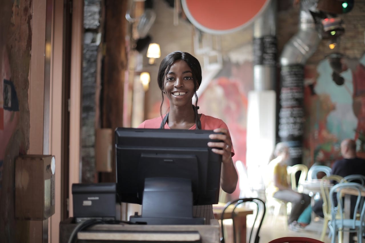 Serveuse souriante dans un café rustique