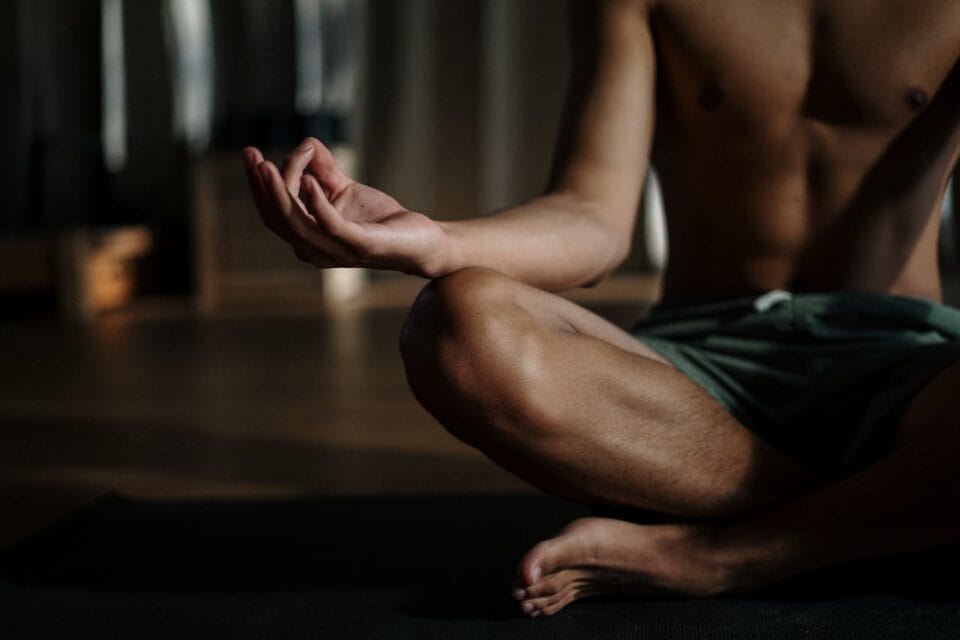 Homme pratiquant la méditation en position assise