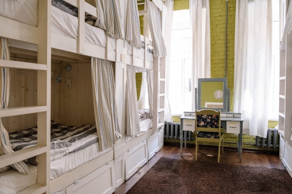 Dortoir moderne avec lits superposés en bois.