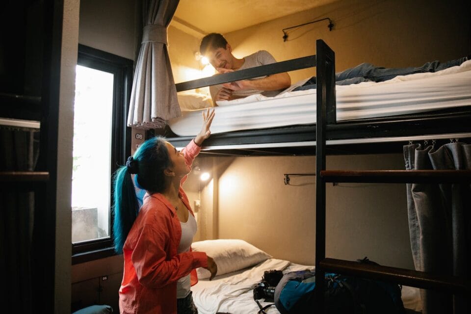 Deux amis parlent dans une auberge de jeunesse.