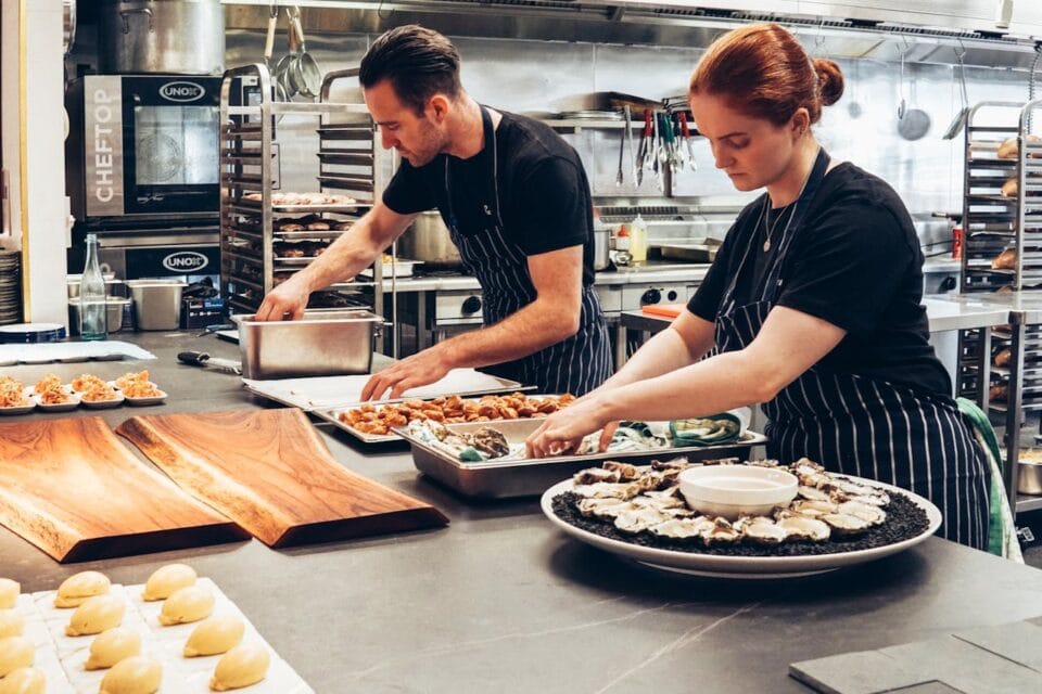 Cuisiniers préparant des repas dans une cuisine professionnelle
