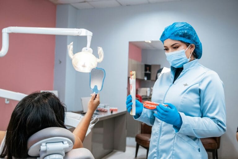 Dentiste montrant produit dentaire à patiente