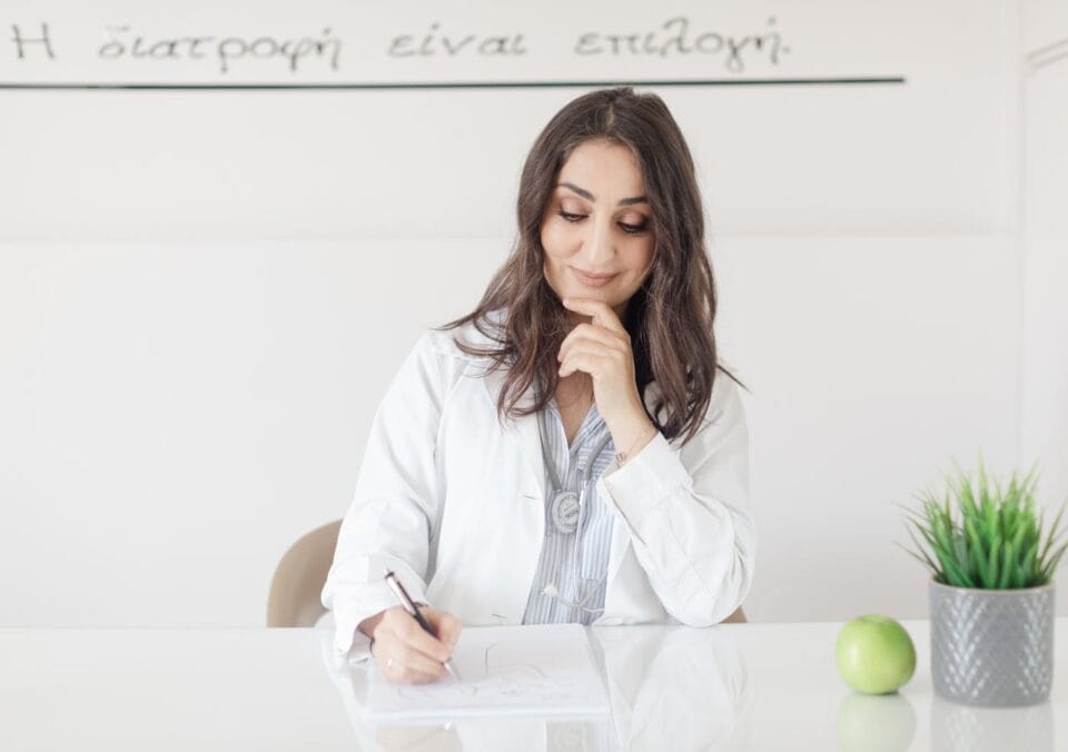 Médecin réfléchissant avec stéthoscope en bureau blanc
