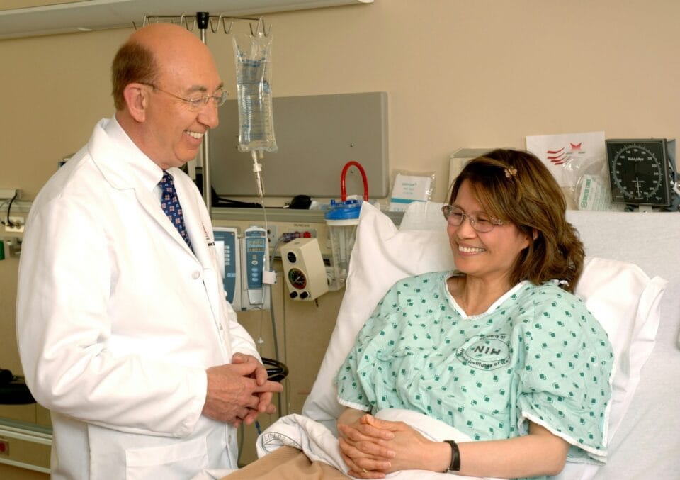 Médecin souriant avec patiente heureuse à l'hôpital