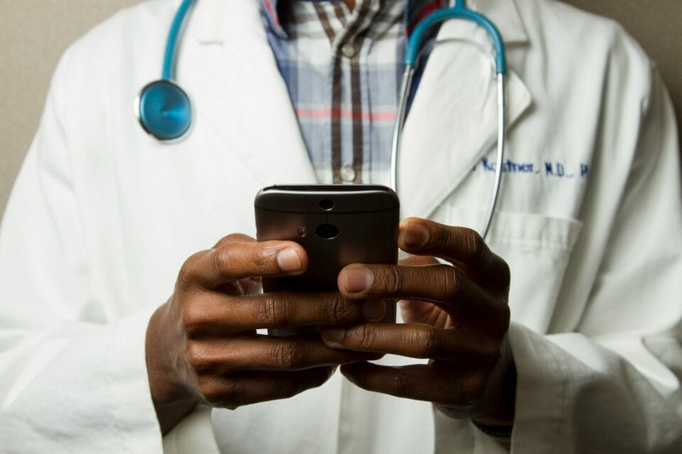 Médecin utilisant un smartphone.