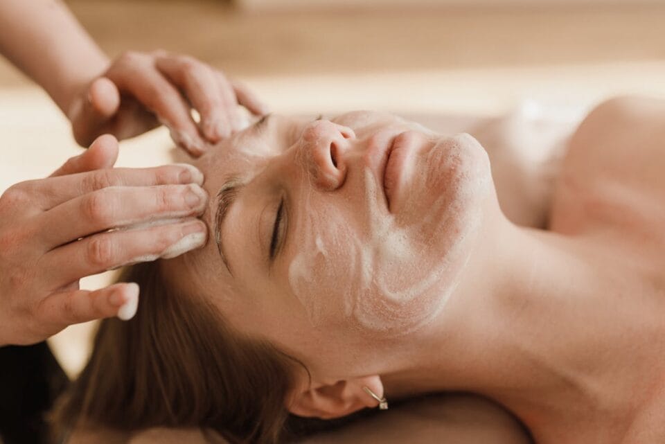 Femme recevant un soin du visage relaxant