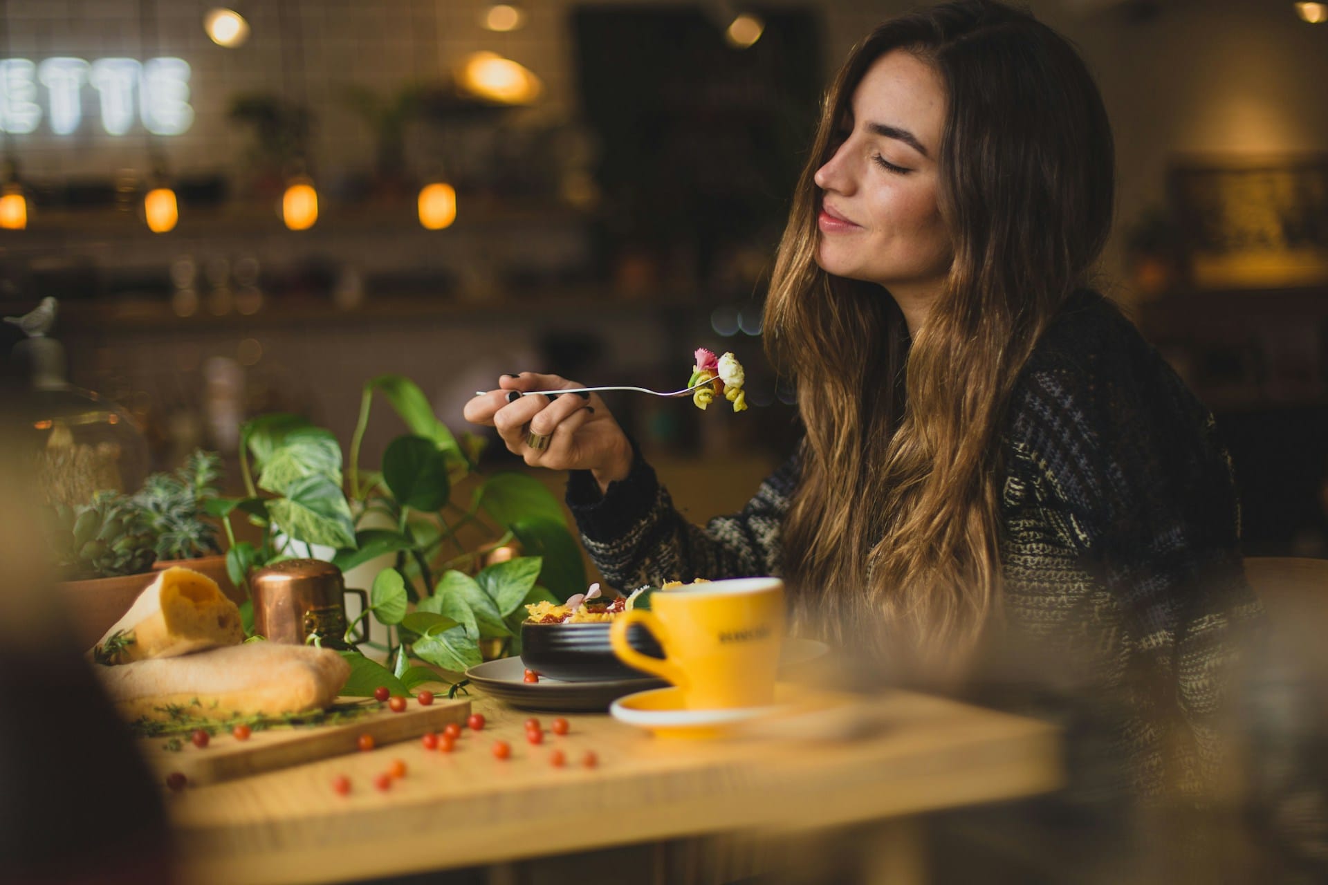 Femme savourant un repas sain dans un café cosy