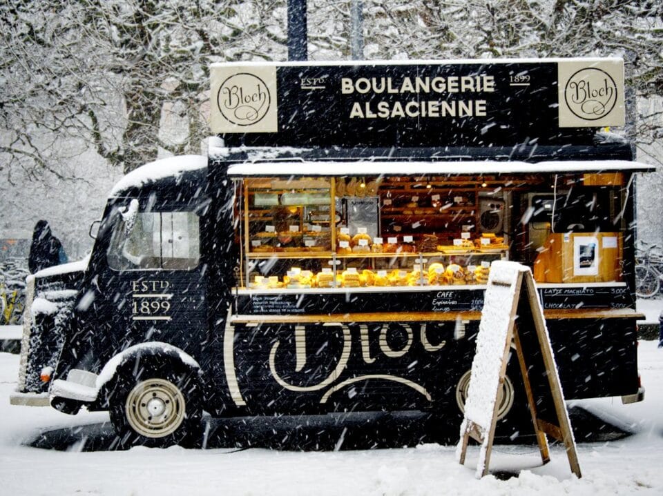 Camion de boulangerie traditionnelle par temps de neige