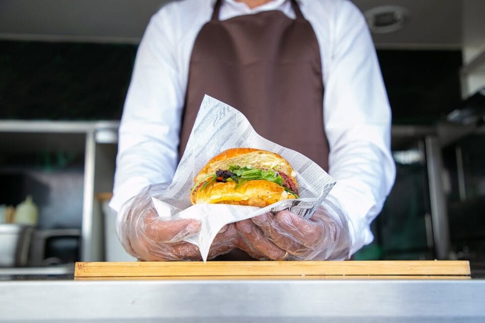 Serveur présentant un hamburger savoureux