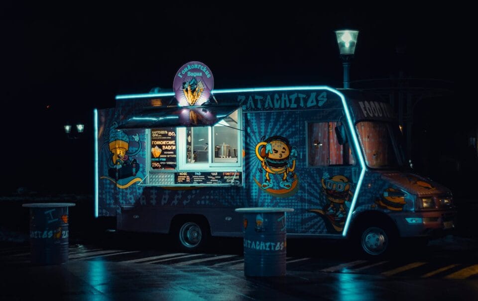 Camion alimentaire illuminé la nuit, style dessin animé