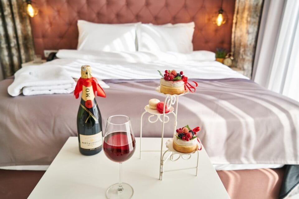 Chambre d'hôtel élégante avec champagne et desserts