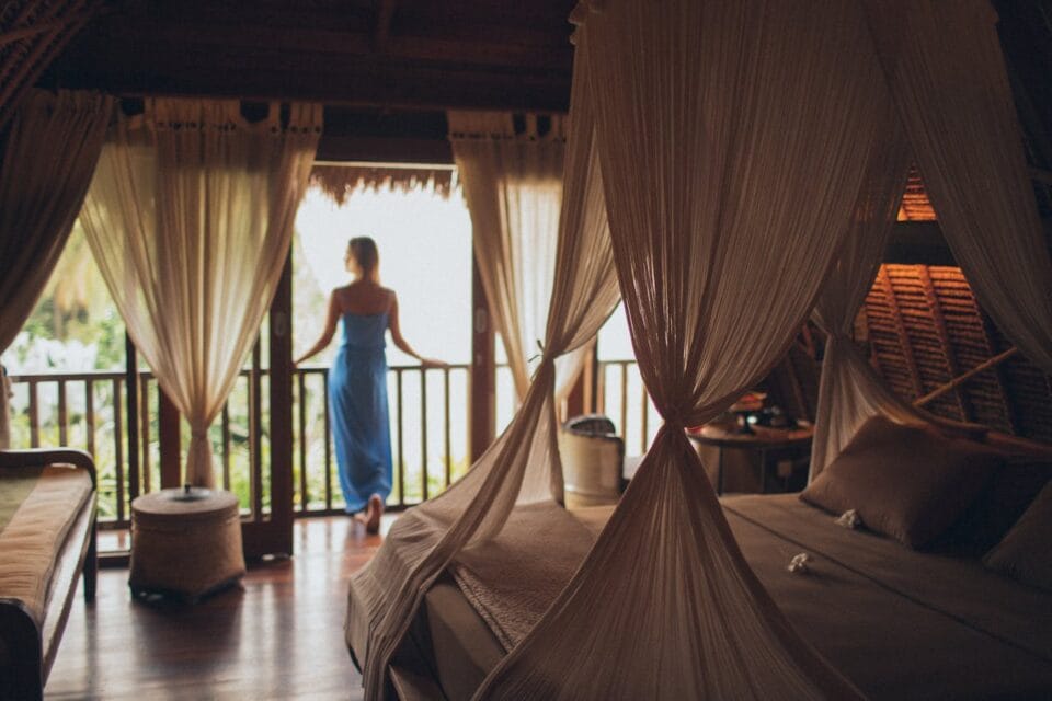 Femme en robe bleue sur balcon exotique