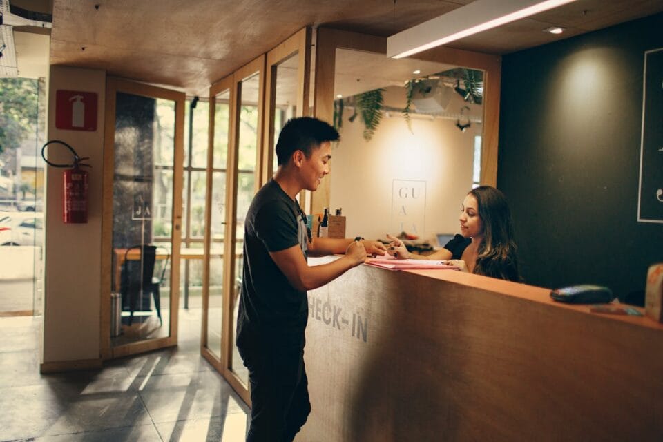 Homme s'enregistrant à la réception d'un hôtel
