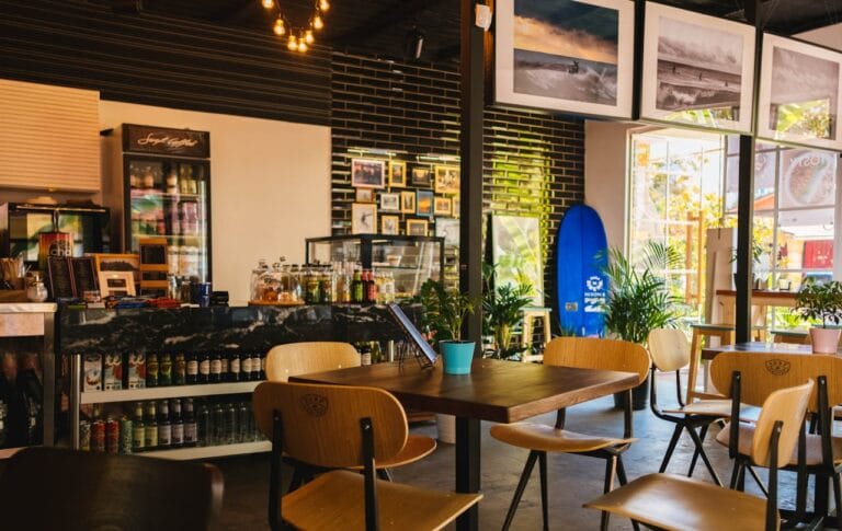 Intérieur café moderne avec plantes et affiches