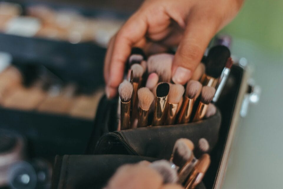 Pinceaux de maquillage variés dans une trousse