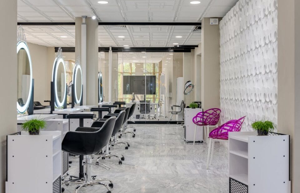 Salon de coiffure moderne et spacieux