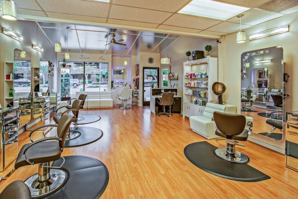 Salon de coiffure moderne et lumineux
