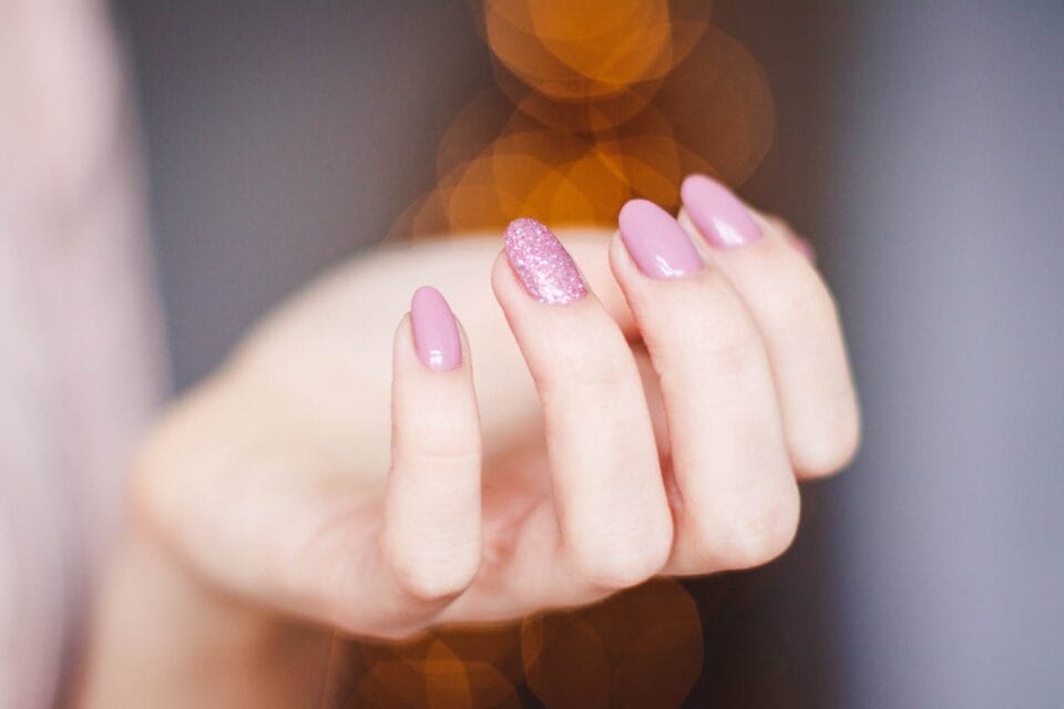 Ongles roses avec un accent pailleté