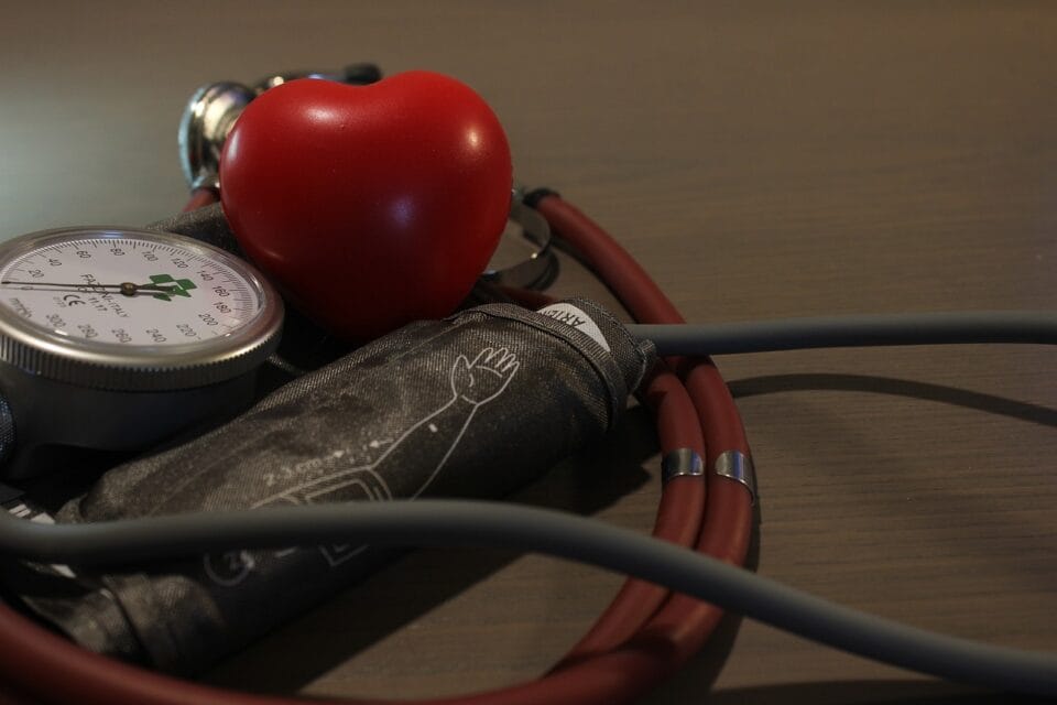 Cœur rouge et stéthoscope pour santé cardiaque