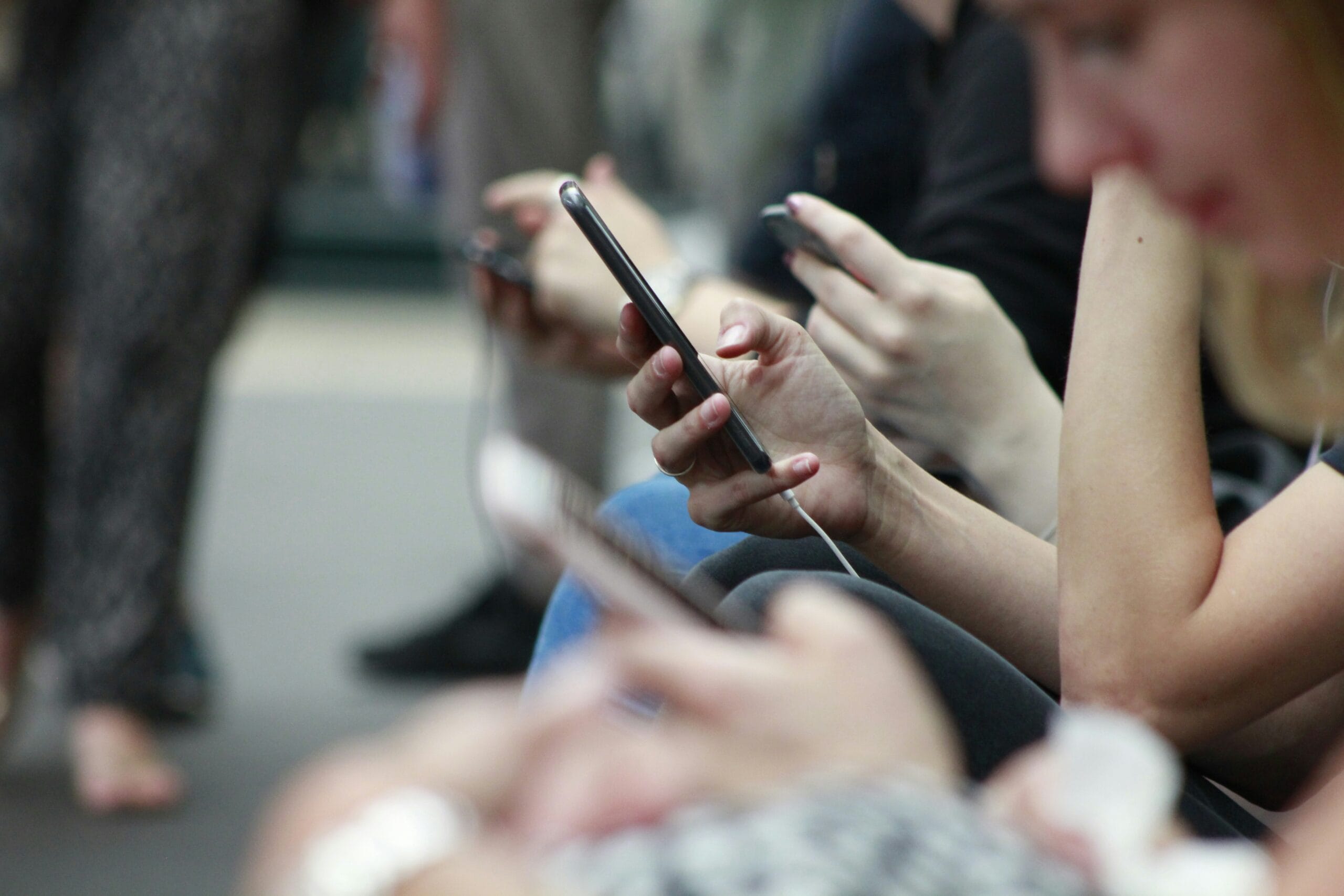 Quelqu'un tient son smartphone et semble naviguer dessus