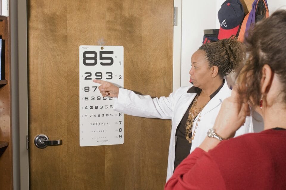 Professeure montrant tableau oculaire à une élève