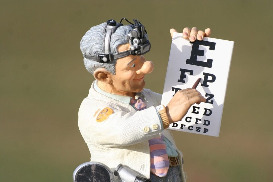 Figurine opticien présentant tableau d’optométrie