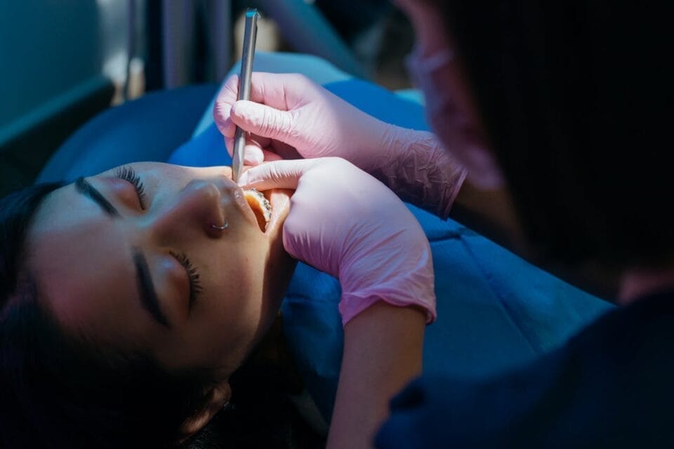 Dentiste examinant une patiente allongée