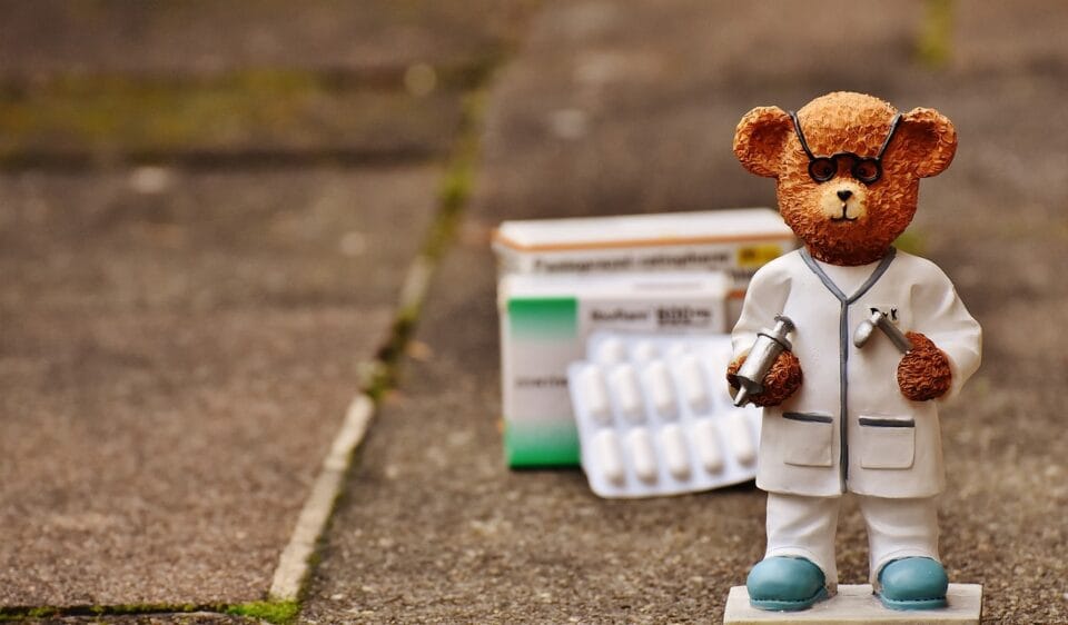 Ours en peluche en tenue de médecin avec médicaments