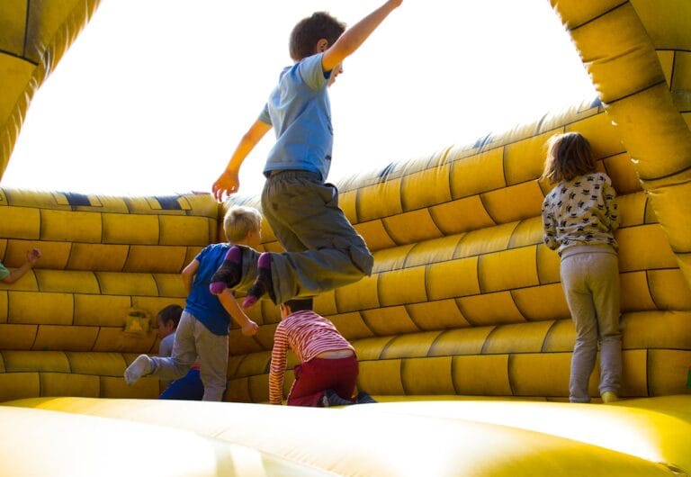 Enfants jouant joyeusement sur un château gonflable