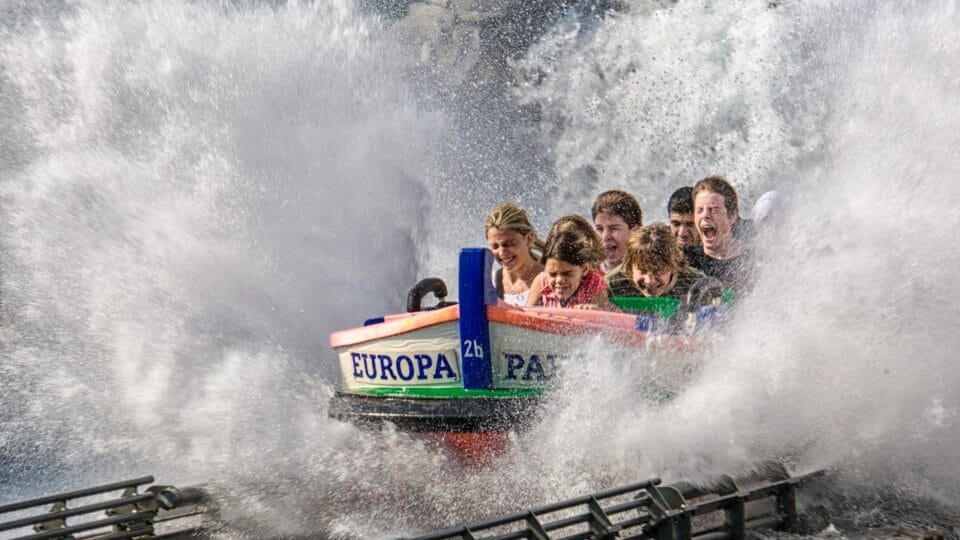 Famille s'amusant sur attraction aquatique à Europa Park