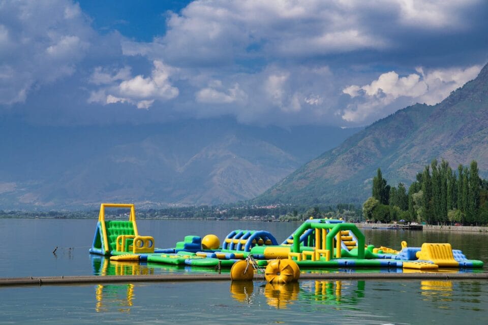 Parc aquatique flottant sur lac montagneux