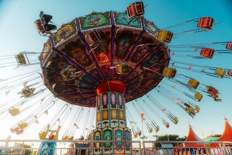 Manège volant coloré dans un parc d'attractions.