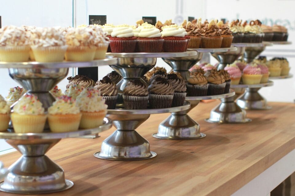 Plateaux de cupcakes variés sur une table en bois