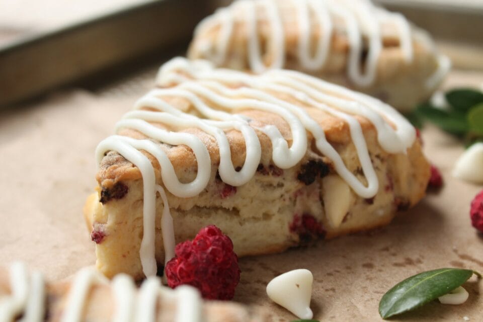 Roulé avec glaçage blanc et framboises