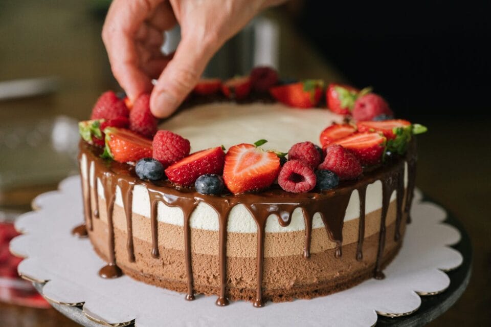 Gâteau mousse aux fruits, décoration chocolat