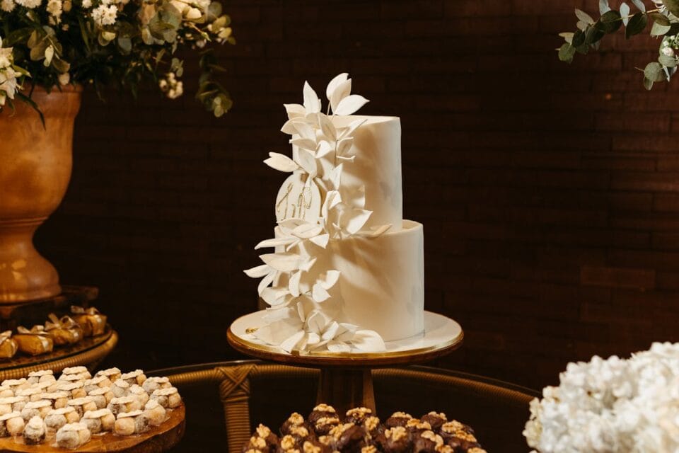 Gâteau de mariage élégant avec décoration florale blanche