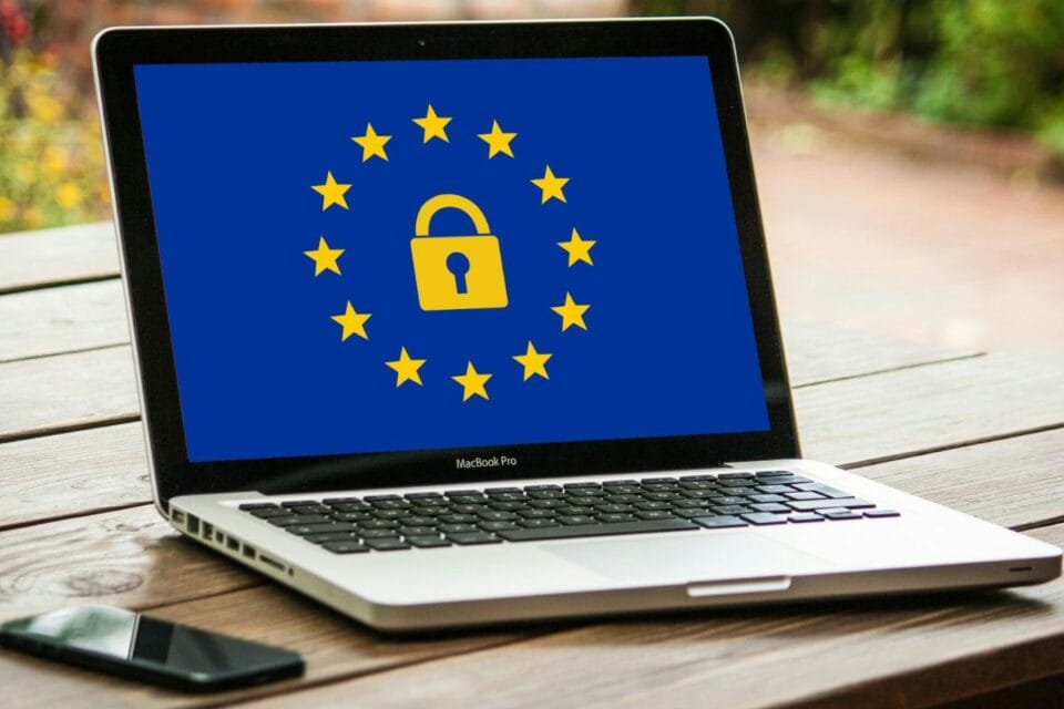 Ordinateur affichant la sécurité de l'UE, extérieur