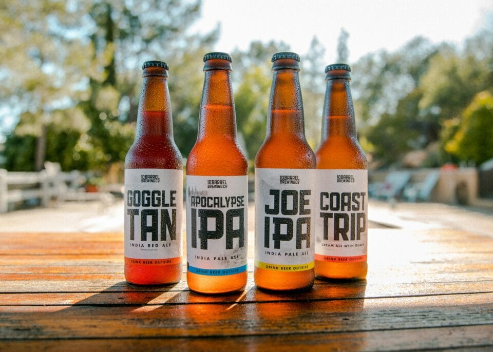 Bouteilles de bière IPA sur table en bois extérieur