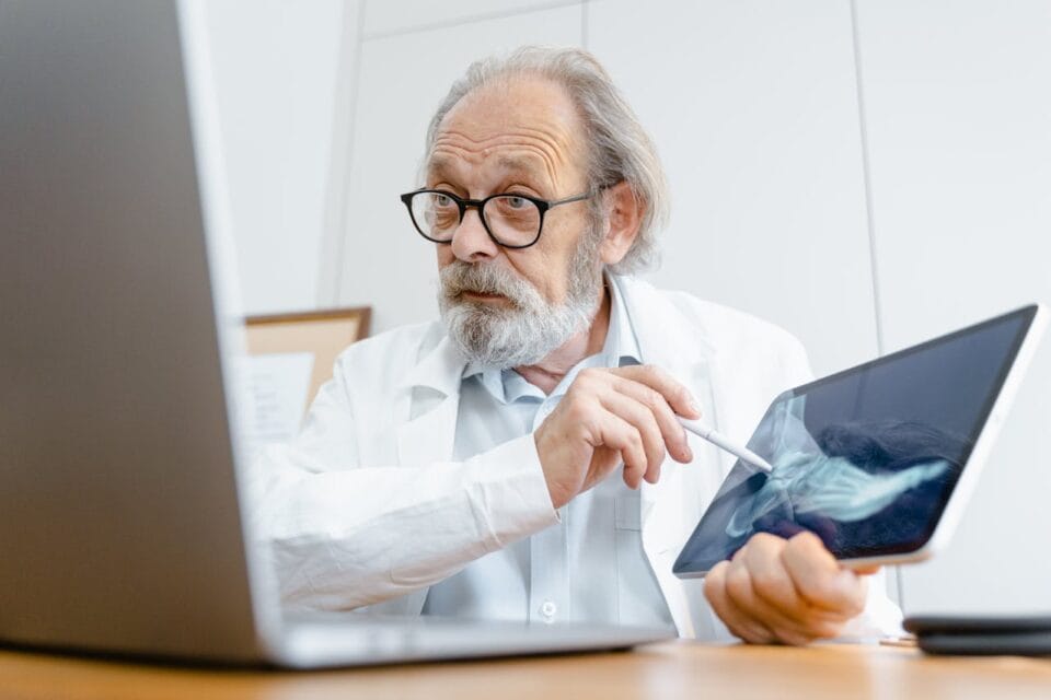 Un radiologue explique un cliché à son patient