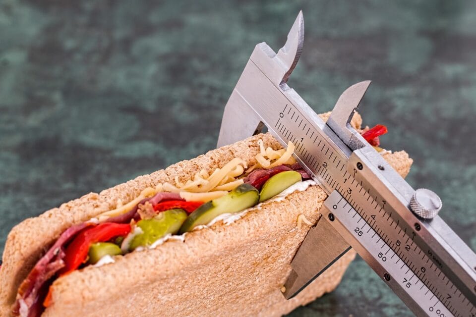 Sandwich mesuré avec une équerre en métal